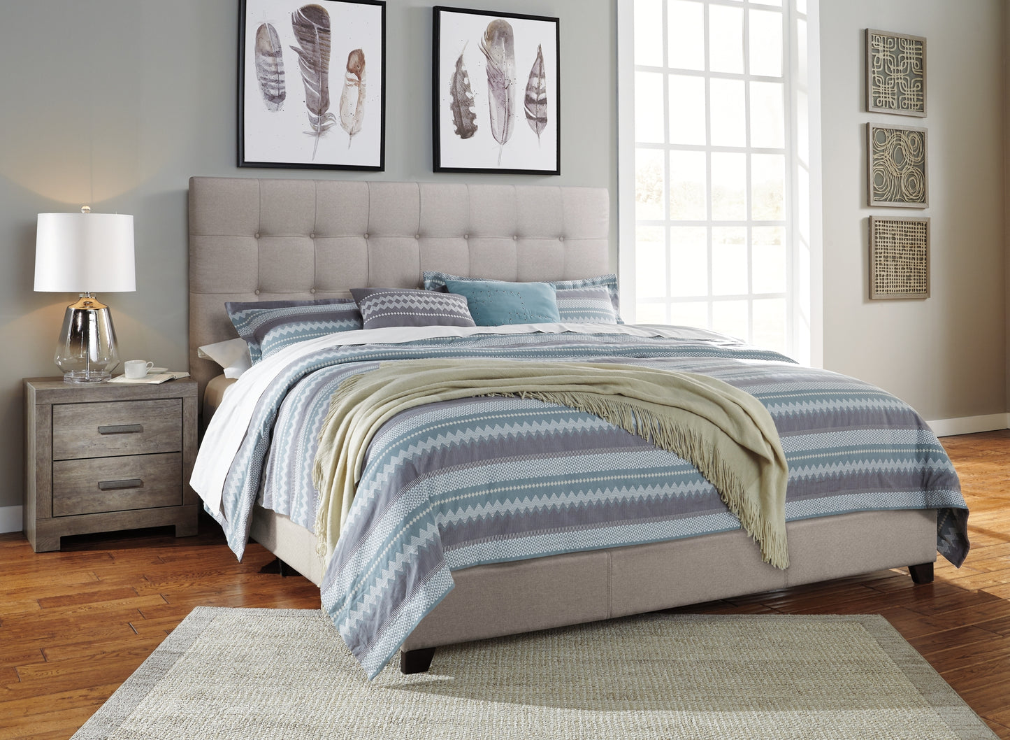 Dolante Queen Upholstered Bed